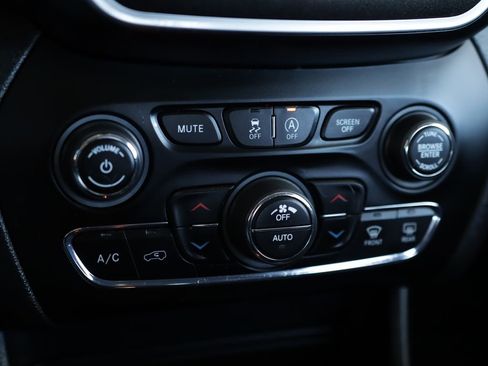 Used 2019 Jeep Cherokee Trailhawk w/ Cold Weather Group image 18