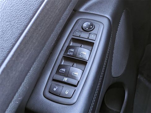 Used 2018 Jeep Grand Cherokee Altitude image 21