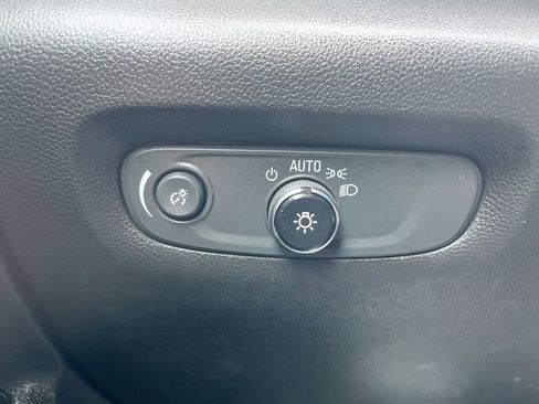 Certified 2023 Chevrolet Traverse LT w/ Rear Camera Mirror Package image 17