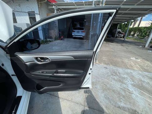 Used 2015 Nissan Sentra SR w/ SR Premium Package FWD image 9