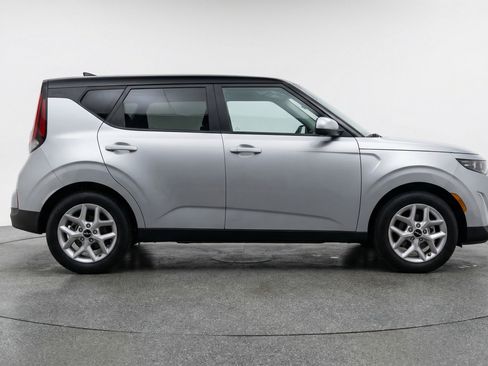 Used 2025 Kia Soul LX w/ LX Technology Package FWD image 11