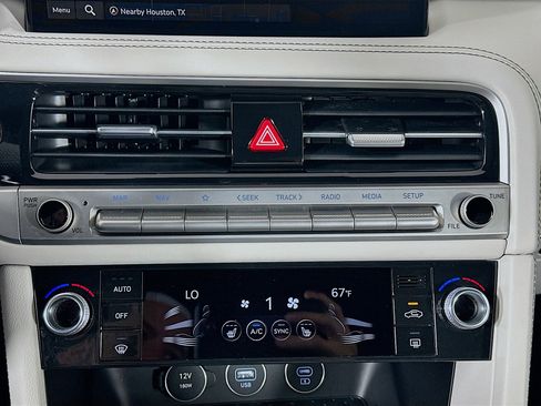 Used 2025 Genesis G70 2.5T image 24