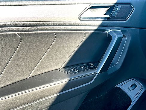 Used 2024 Volkswagen Tiguan SE w/ Panoramic Sunroof Package image 16