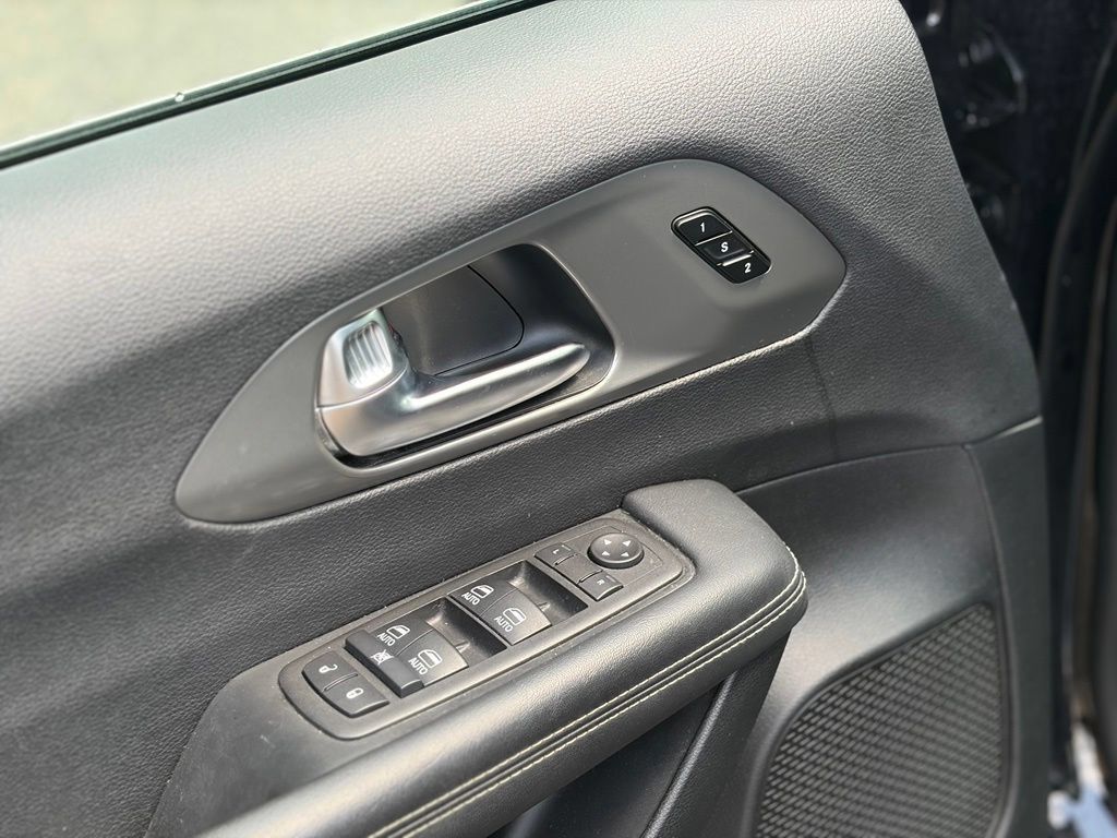 Certified 2025 Chrysler Pacifica Select FWD image 19