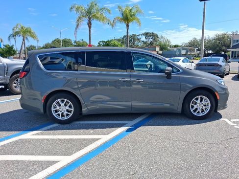 Used 2023 Chrysler Pacifica Touring-L FWD image 4