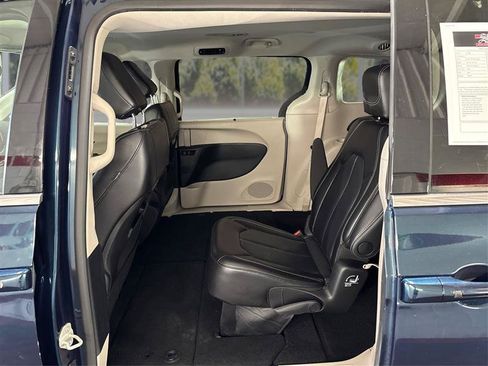 Used 2024 Chrysler Pacifica Touring-L FWD image 10