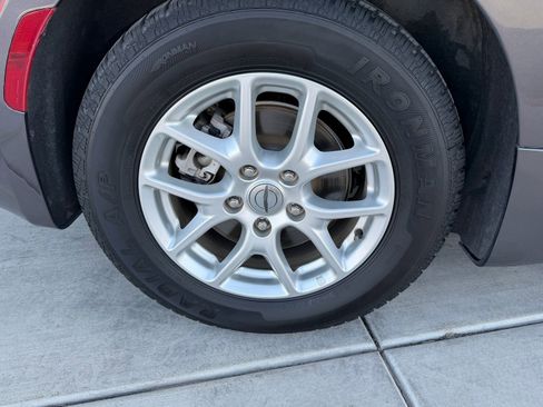 Used 2023 Chrysler Voyager LX image 27