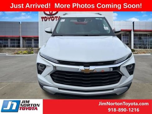 Used 2025 Chevrolet TrailBlazer LT AWD/4WD image 2