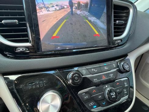 Used 2023 Chrysler Pacifica Touring-L image 23