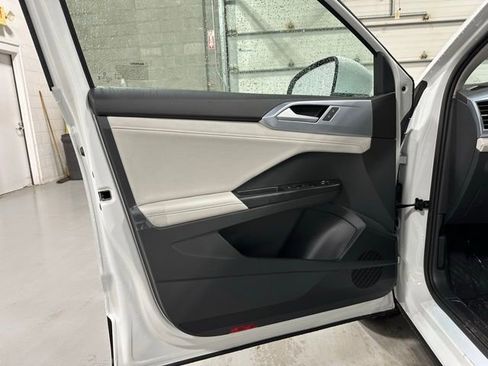 New 2026 Volkswagen Taos SE image 11