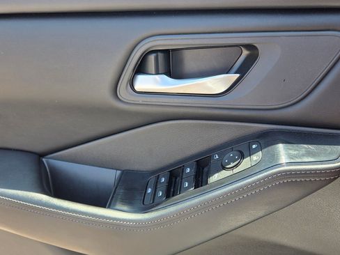 Used 2025 Nissan Rogue SV FWD image 29