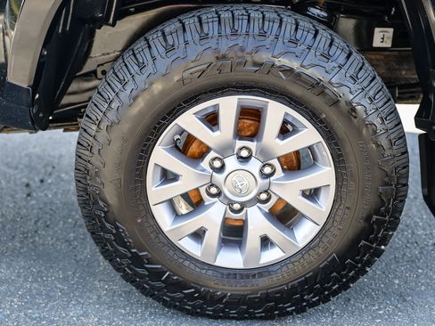 Certified 2018 Toyota Tacoma SR5 AWD/4WD image 8