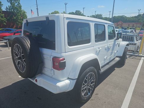 Used 2022 Jeep Wrangler Unlimited Sahara AWD/4WD image 4