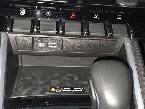 Used 2023 Chevrolet Colorado Z71 w/ Z71 Convenience Package 2 image 36