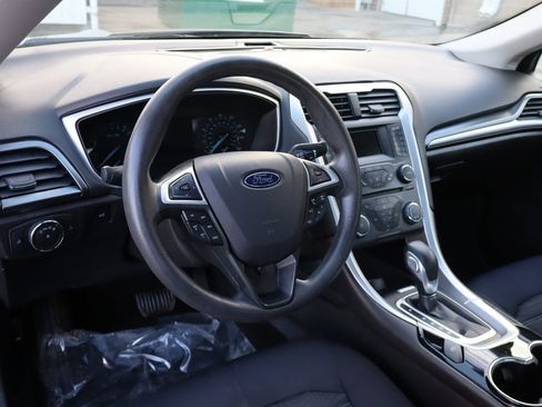 Used 2016 Ford Fusion SE image 16