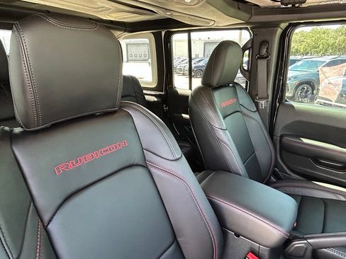 Used 2025 Jeep Wrangler Unlimited Rubicon AWD/4WD image 43