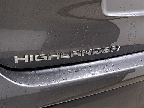 Used 2023 Toyota Highlander LE image 9