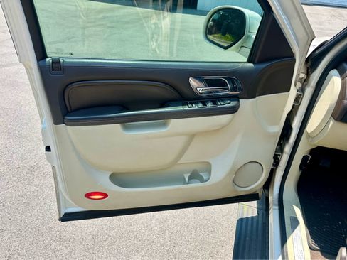 Used 2012 Cadillac Escalade Platinum RWD image 9