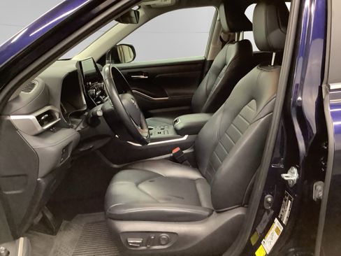 Used 2023 Toyota Highlander XLE image 9