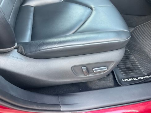 Used 2020 Toyota Highlander XLE image 21