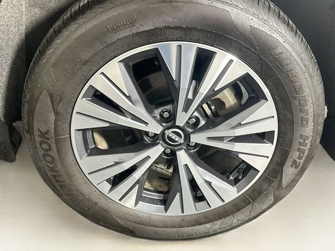 Used 2023 Nissan Rogue SV image 11