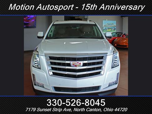 Used 2017 Cadillac Escalade Premium Luxury AWD/4WD image 4