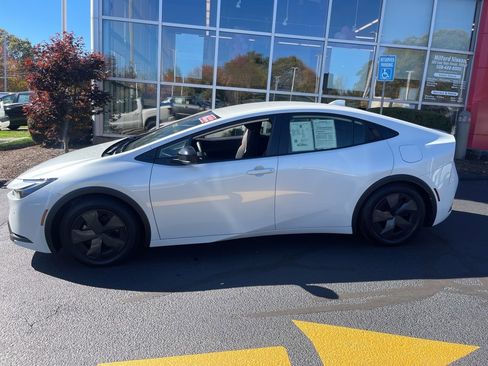 Used 2024 Toyota Prius Prime Premium image 2