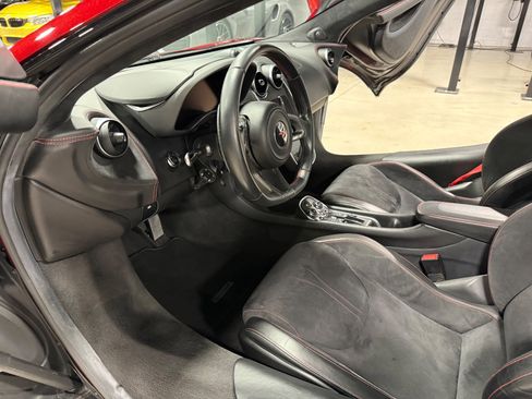 Used 2018 McLaren 570S Spider image 32