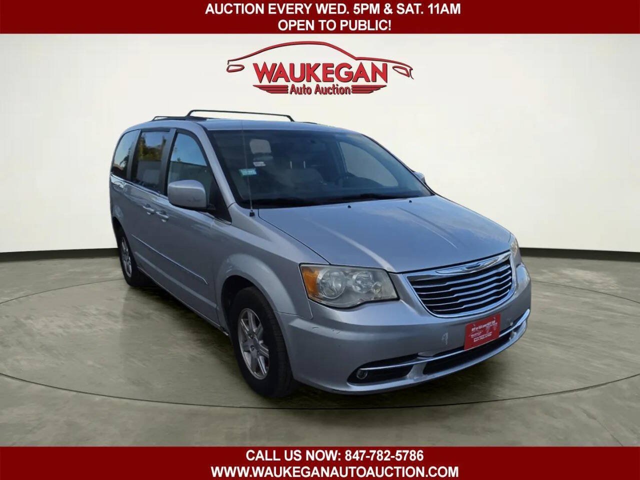 Used 2011 Chrysler Town & Country Touring w/ Entertainment Group #1 FWD image 4