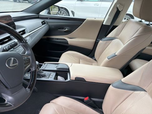 Used 2019 Lexus ES 300h w/ Luxury Package image 5