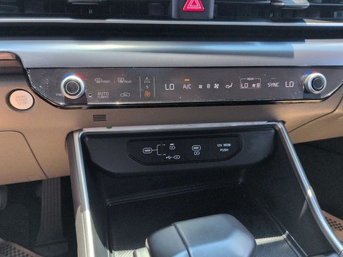 Used 2025 Kia Carnival FWD image 20