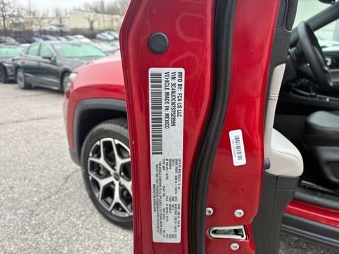 Used 2025 Jeep Compass Limited image 23