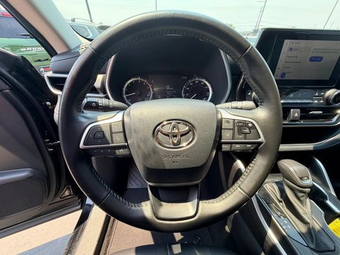 Used 2023 Toyota Highlander XLE AWD/4WD image 12