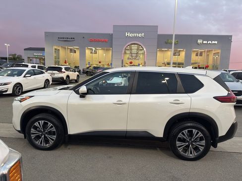 Used 2023 Nissan Rogue SV image 5