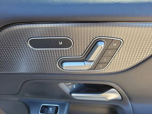 Used 2021 Mercedes-Benz GLB 250 4MATIC w/ Premium Package image 11