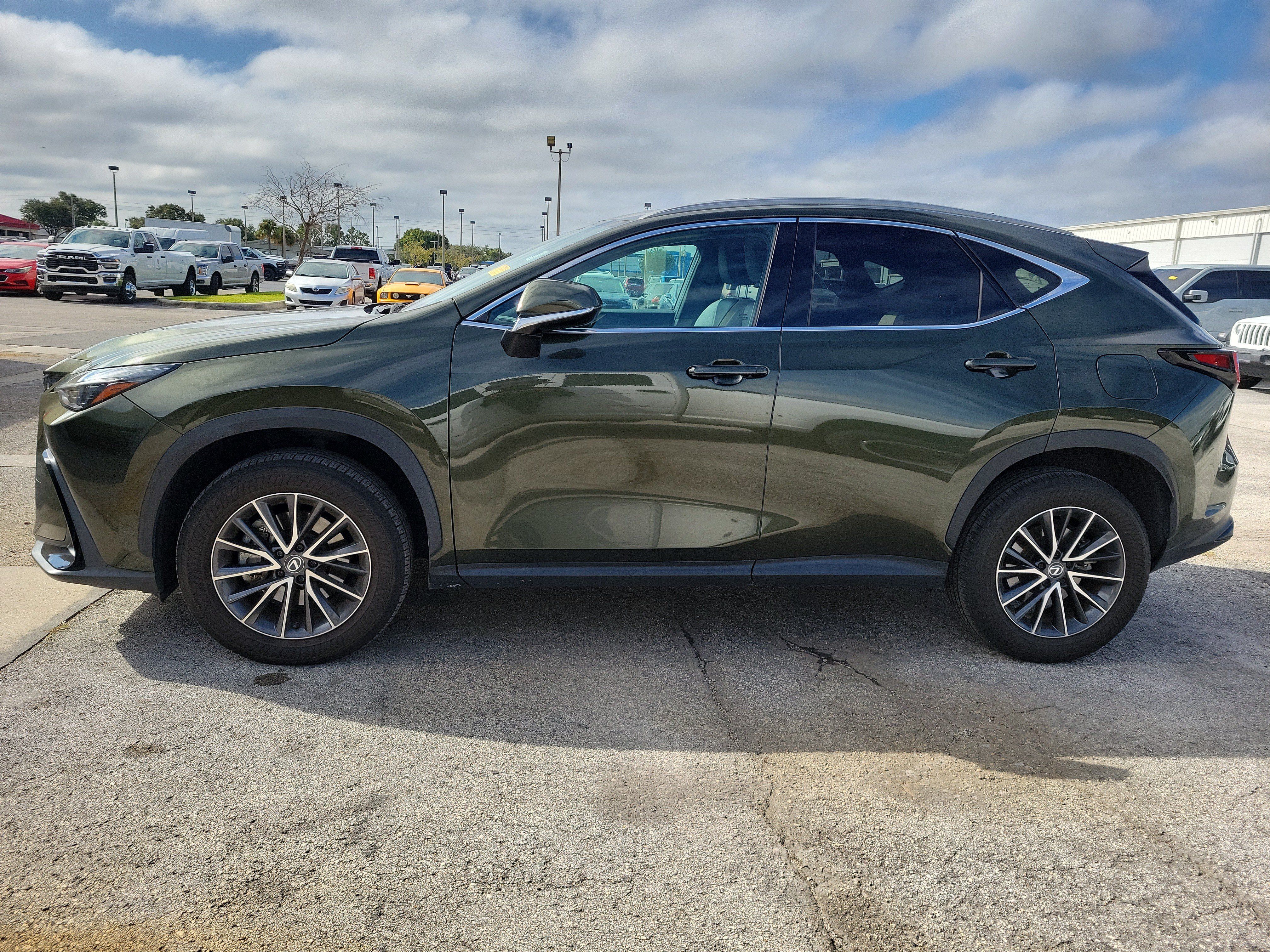 Used 2024 Lexus NX 250 FWD w/ Towing Package (2000 Lbs) image 4