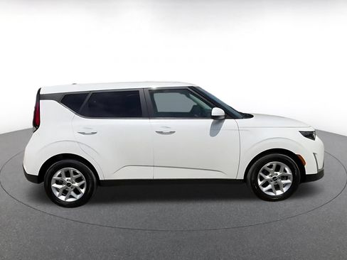 Used 2025 Kia Soul LX w/ LX Technology Package FWD image 17
