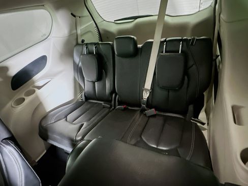 Used 2023 Chrysler Pacifica Touring-L image 28