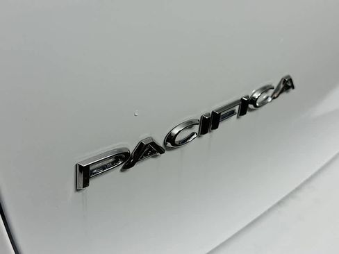 Used 2024 Chrysler Pacifica Touring-L image 7