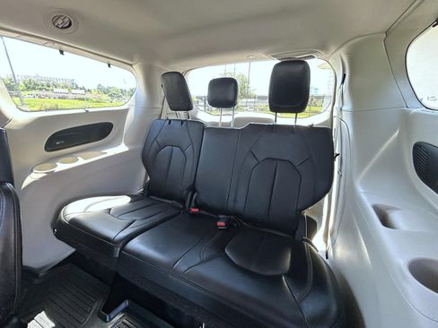 Used 2018 Chrysler Pacifica Touring-L Plus FWD image 21