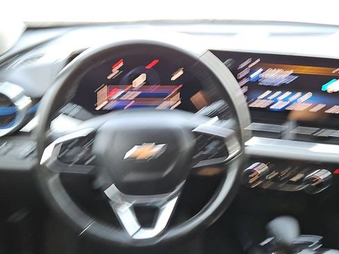Used 2025 Chevrolet Trax LT w/ LT Convenience Package FWD image 23
