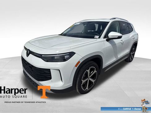 Used 2025 Volkswagen Tiguan SE w/ Panoramic Sunroof Package image 1