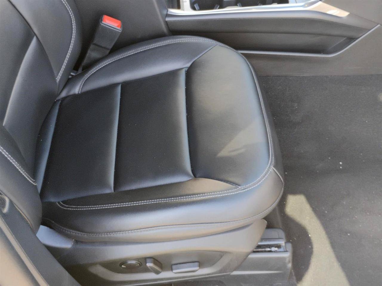 Used 2024 Ford Explorer XLT w/ Equipment Group 202A RWD image 21