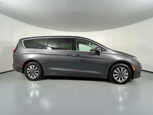 Used 2023 Chrysler Pacifica Touring-L image 8