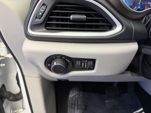 Used 2017 Chrysler Pacifica Touring FWD image 14