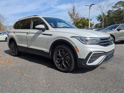 Used 2023 Volkswagen Tiguan SE w/ Panoramic Sunroof Package image 12