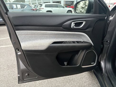 Used 2022 Jeep Compass Latitude w/ Sun and Sound Group image 11