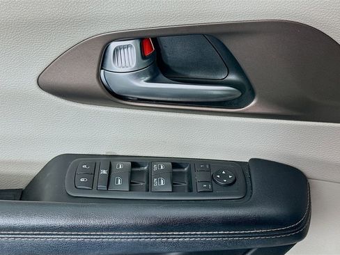 Used 2019 Chrysler Pacifica Touring-L image 17