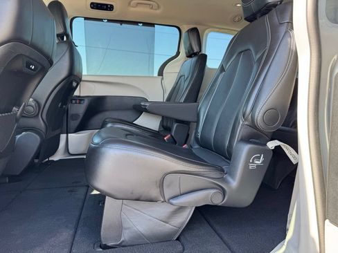 Used 2024 Chrysler Pacifica Touring-L FWD image 8