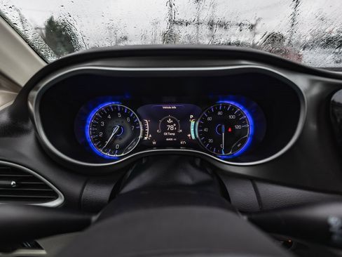 Used 2024 Chrysler Pacifica Touring-L image 13